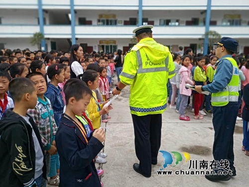 高速交警三支队六大队开展“秋风进校送安全”活动(图2)