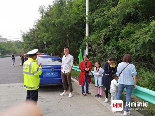 自贡实习司机凑热闹&nbsp;超员又占用应急道被扣爆(图1)