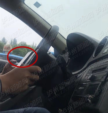 泸州的哥“神操作”&nbsp;载客路上一路视频聊天(图1)