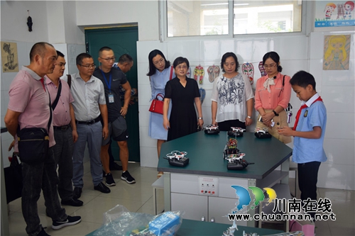 泸州市科协副主席何方俊率队检查泸州十八中科技示范校建设复审工作(图1)