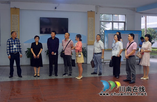 泸州市科协副主席何方俊率队检查泸州十八中科技示范校建设复审工作(图2)