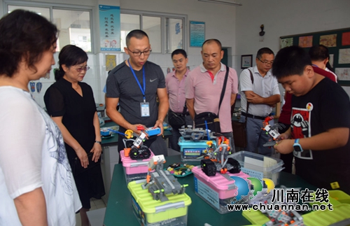 泸州市科协副主席何方俊率队检查泸州十八中科技示范校建设复审工作(图4)