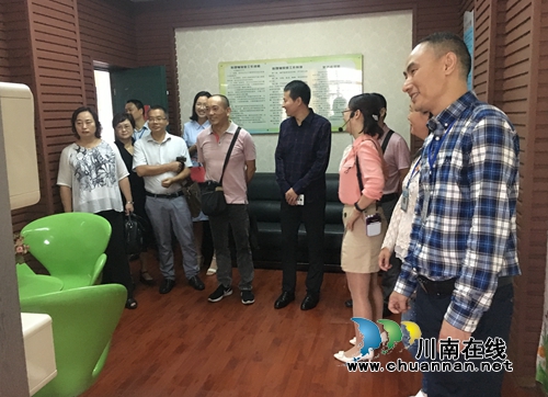 泸州市科协副主席何方俊率队检查泸州十八中科技示范校建设复审工作(图5)