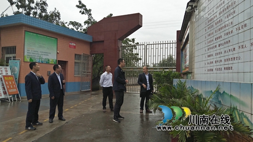 泸县潮河镇开展节后学校安全检查(图1)