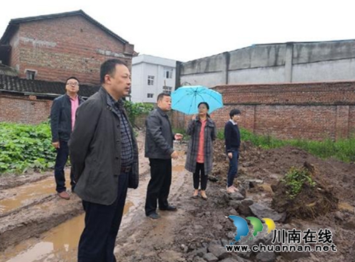 叙永县副县长谢华到马岭镇初级中学校督查校建工程情况(图1)