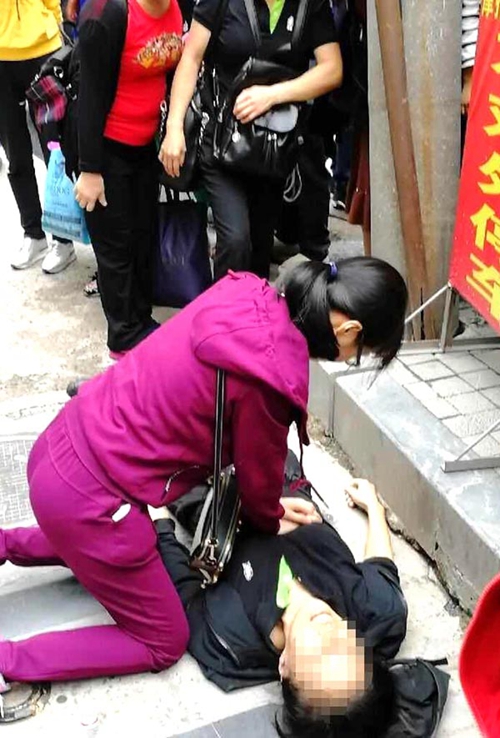 路遇女子晕倒路边 自贡女医生跪地抢救(图1) 路遇女子晕倒路边 自贡女医生跪地抢救(图1)