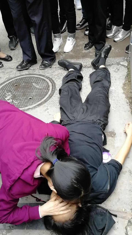 路遇女子晕倒路边 自贡女医生跪地抢救(图2) 路遇女子晕倒路边 自贡女医生跪地抢救(图2)