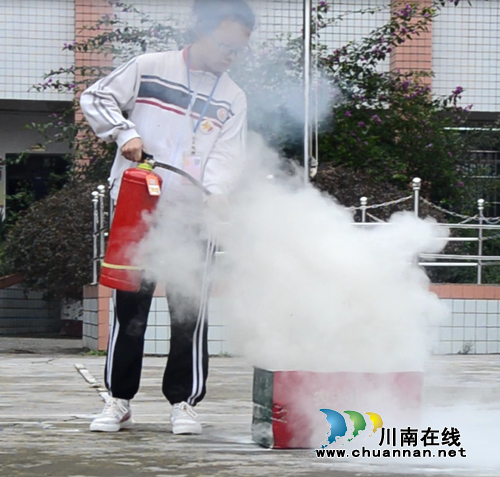 泸县太伏中学开展2018年十月消防安全应急演练(图1)