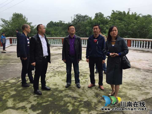 龙马潭区副区长刘勇一行慰问金龙镇敬老院老同志(图1)