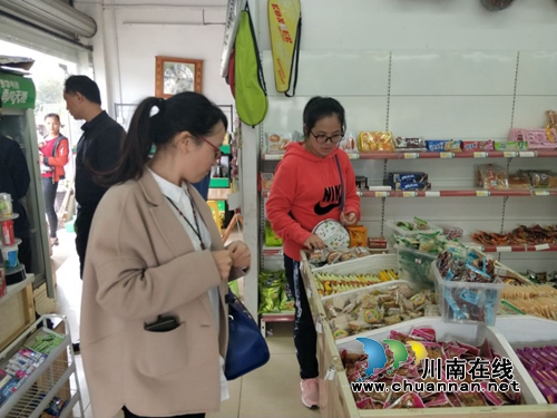 江阳区食药监局到合江县合江镇开展农村食品市场交叉检查(图1) 江阳区食药监局到合江县合江镇开展农村食品市场交叉检查(图1)