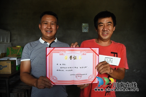 泸州:村里来了“扶贫达人” 致富路多了(图1) 泸州:村里来了“扶贫达人” 致富路多了(图1)