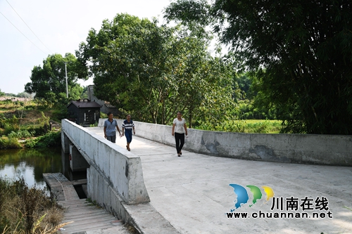 泸州:村里来了“扶贫达人” 致富路多了(图2) 泸州:村里来了“扶贫达人” 致富路多了(图2)