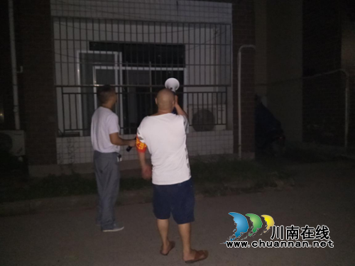 江阳区张坝街道桂圆林社区:开展夜间巡逻 提高群众安全感(图1) 江阳区张坝街道桂圆林社区:开展夜间巡逻 提高群众安全感(图1)