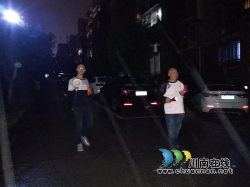 江阳区张坝街道桂圆林社区:开展夜间巡逻 提高群众安全感(图2) 江阳区张坝街道桂圆林社区:开展夜间巡逻 提高群众安全感(图2)