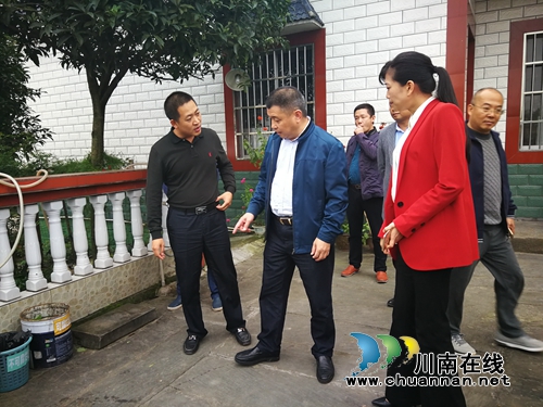 泸县政协主席李镇率队调研泸县农村生活垃圾处理工作(图3) 泸县政协主席李镇率队调研泸县农村生活垃圾处理工作(图3)