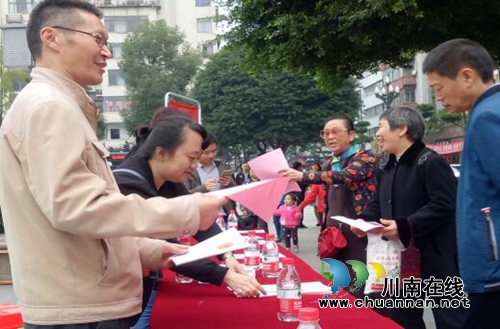 宜宾：市、区民宗局联合开展新修订《宗教事务条例》集中宣传活动(图1)