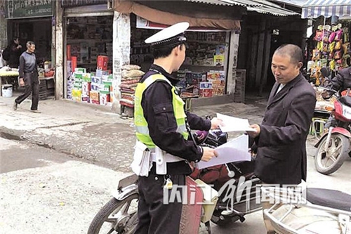 创建国卫&nbsp;内江交警送出600多封信提醒文明停车(图2)