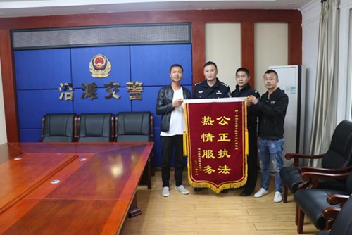 湖北司机异地遇麻烦 自贡交警帮忙调解化纠纷(图1) 湖北司机异地遇麻烦 自贡交警帮忙调解化纠纷(图1)