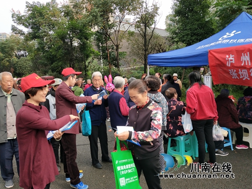 江阳区张坝街道匠心社区开展重阳节义诊活动(图1)