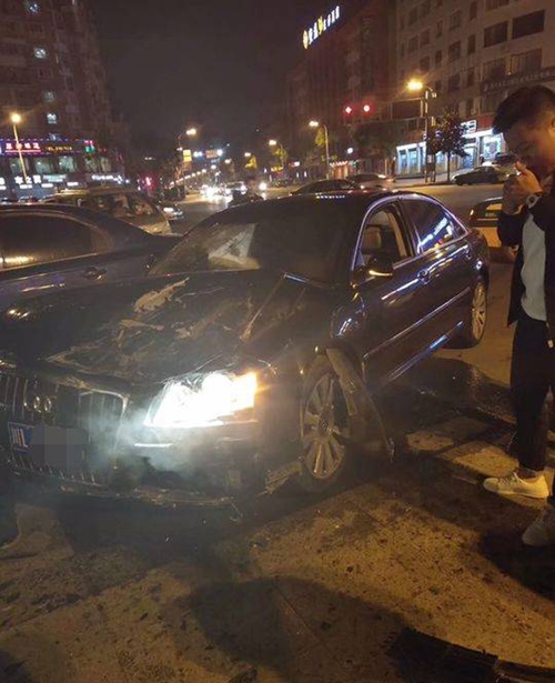 宾利与奥迪A8相撞&nbsp;乐山雨夜发生“最贵车祸”(图1)
