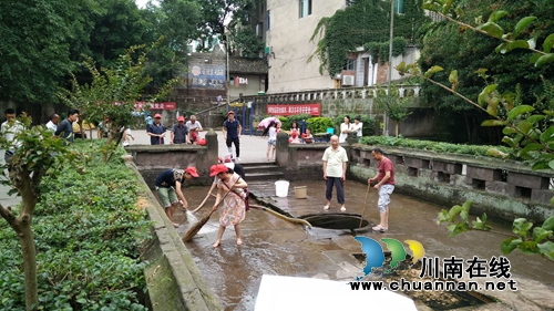 泸县立石镇开展文明城市创建红袖标行动(图1)