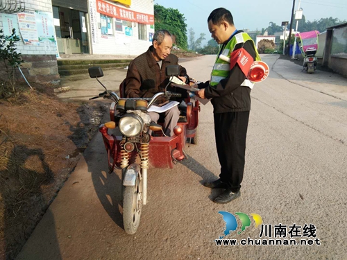 泸县立石镇开展文明交通劝导活动&nbsp;提升文明出行意识(图1)