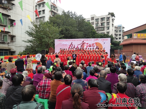 泸州：近千名老人同聚，坝坝宴上话重阳(图1)
