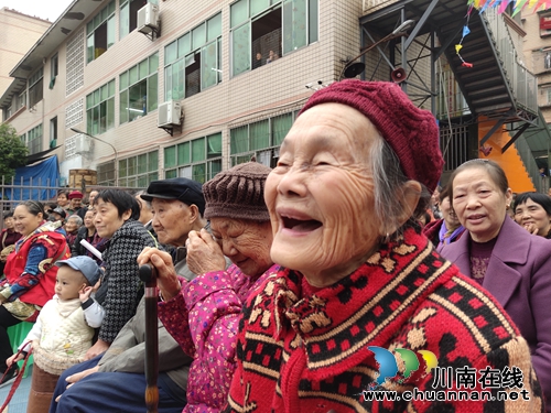 泸州：近千名老人同聚，坝坝宴上话重阳(图2)
