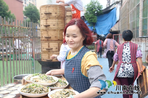 泸州：近千名老人同聚，坝坝宴上话重阳(图4)