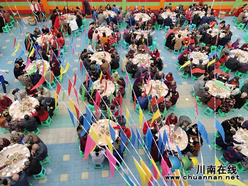 泸州：近千名老人同聚，坝坝宴上话重阳(图5)