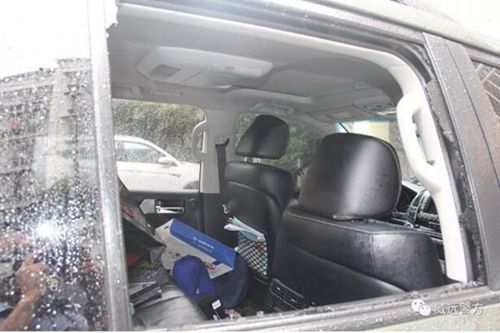 内江男雨夜砸车偷盗&nbsp;还把赃物藏在小区草丛中(图1)