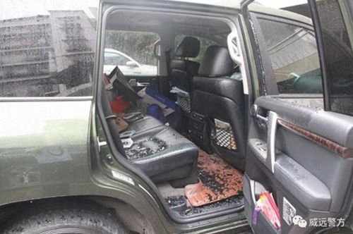 内江男雨夜砸车偷盗&nbsp;还把赃物藏在小区草丛中(图2)