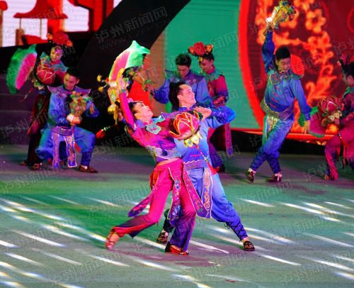 四川省群众广场舞展演 泸州《俏花灯》获第一(图2) 四川省群众广场舞展演 泸州《俏花灯》获第一(图2)