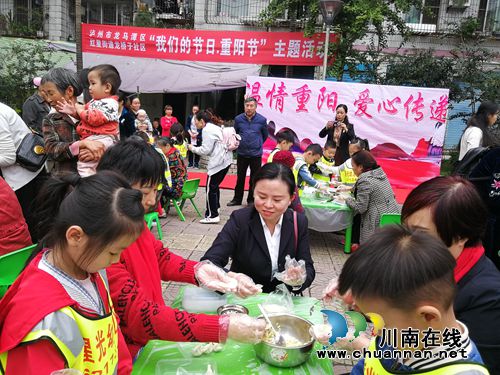 红星街道龙桥子社区：99位老人聚一堂&nbsp;敬老孝亲贺重阳(图1)