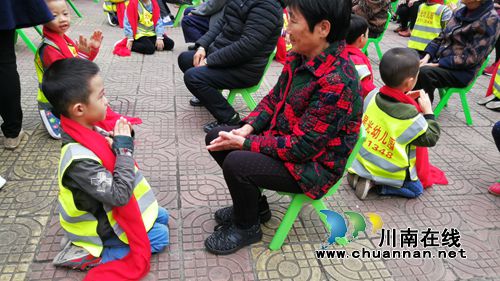 红星街道龙桥子社区：99位老人聚一堂&nbsp;敬老孝亲贺重阳(图2)