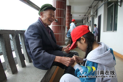 泸县建校：“爱满重阳节•情暖老人心”慰问活动暖人心(图3)