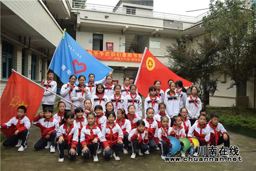 泸州十八中、安宁中心校举行重阳节九狮敬老院慰问活动暨两校“携手共建”结对合作签约仪式(图1)