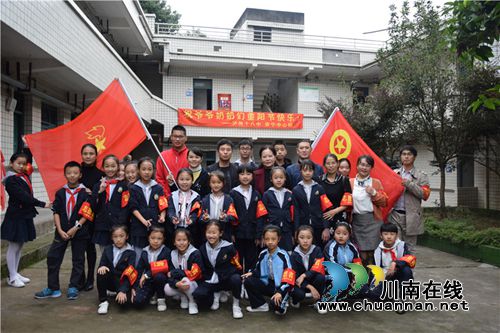 泸州十八中、安宁中心校举行重阳节九狮敬老院慰问活动暨两校“携手共建”结对合作签约仪式(图2)