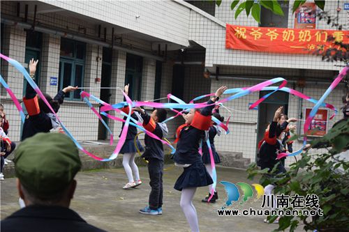 泸州十八中、安宁中心校举行重阳节九狮敬老院慰问活动暨两校“携手共建”结对合作签约仪式(图5)