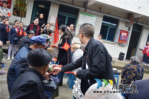 泸州十八中、安宁中心校举行重阳节九狮敬老院慰问活动暨两校“携手共建”结对合作签约仪式(图4)