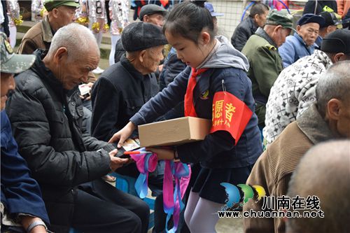 泸州十八中、安宁中心校举行重阳节九狮敬老院慰问活动暨两校“携手共建”结对合作签约仪式(图3)