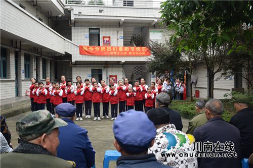 泸州十八中、安宁中心校举行重阳节九狮敬老院慰问活动暨两校“携手共建”结对合作签约仪式(图6)