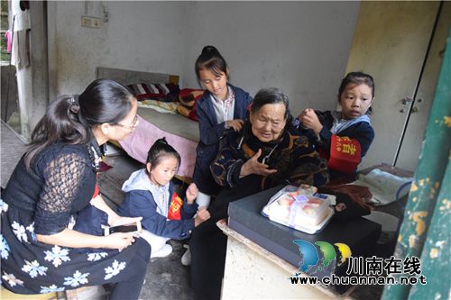 泸州十八中、安宁中心校举行重阳节九狮敬老院慰问活动暨两校“携手共建”结对合作签约仪式(图9)