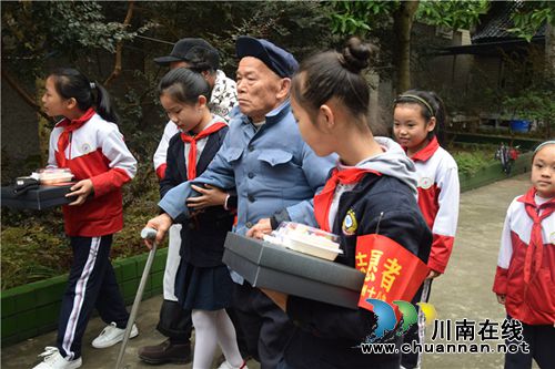 泸州十八中、安宁中心校举行重阳节九狮敬老院慰问活动暨两校“携手共建”结对合作签约仪式(图7)