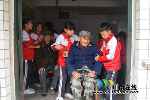 泸州十八中、安宁中心校举行重阳节九狮敬老院慰问活动暨两校“携手共建”结对合作签约仪式(图8)