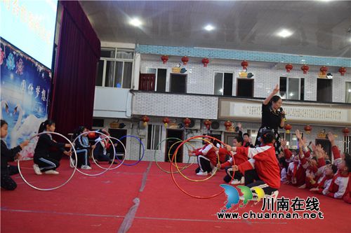 泸州十八中、安宁中心校举行重阳节九狮敬老院慰问活动暨两校“携手共建”结对合作签约仪式(图14)