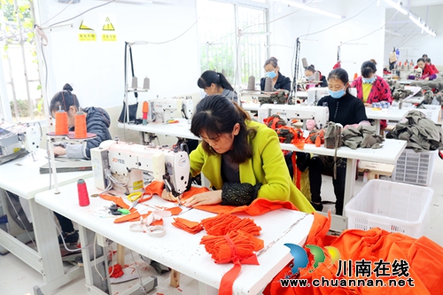 泸州龙马潭：扶贫车间忙生产&nbsp;&nbsp;村民致富奔小康(图1)