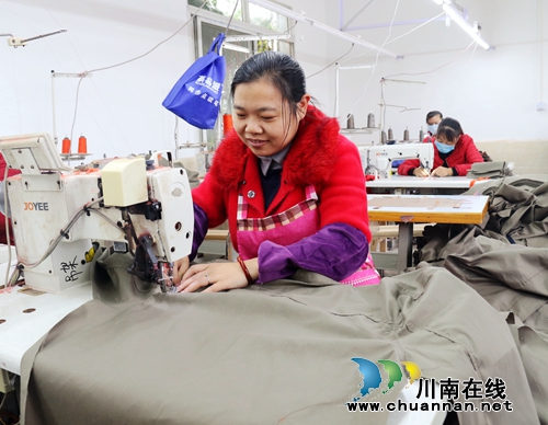 泸州龙马潭：扶贫车间忙生产&nbsp;&nbsp;村民致富奔小康(图2)