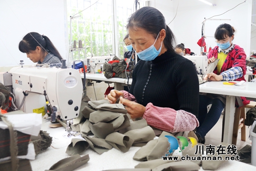 泸州龙马潭：扶贫车间忙生产&nbsp;&nbsp;村民致富奔小康(图4)