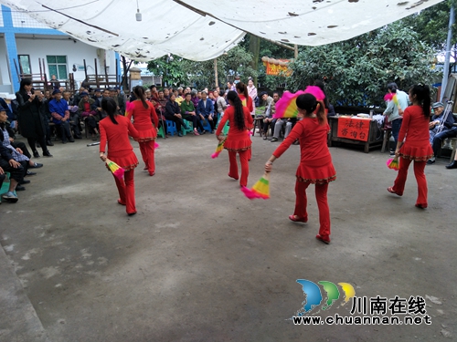 泸县百和镇开展“重阳节”法治宣传活动(图2)